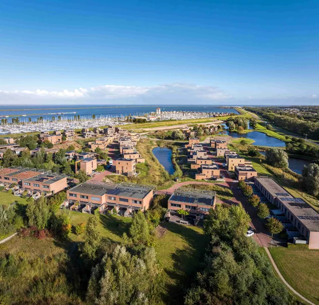Luchtfoto van een nieuwbouwwijk aan het water