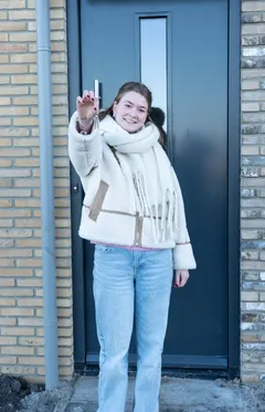 Woningzoeker met de sleutel van haar nieuwbouwwoning